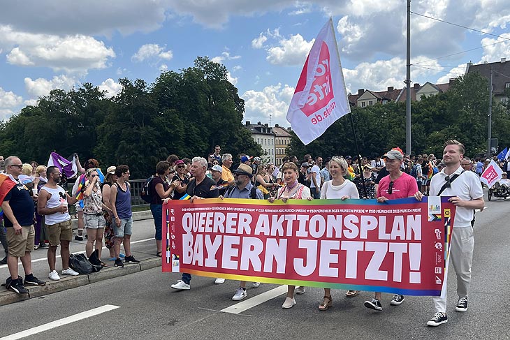 CSD München 2023 Parade auf der Reichenbachbrücke, u.a. mit Oberbürgermeister Dieter Reiter (ganz links) und Bürgeremeisterin Katrin Haberschaden (3. von rechts) (©Foto.Martin Schmitz)